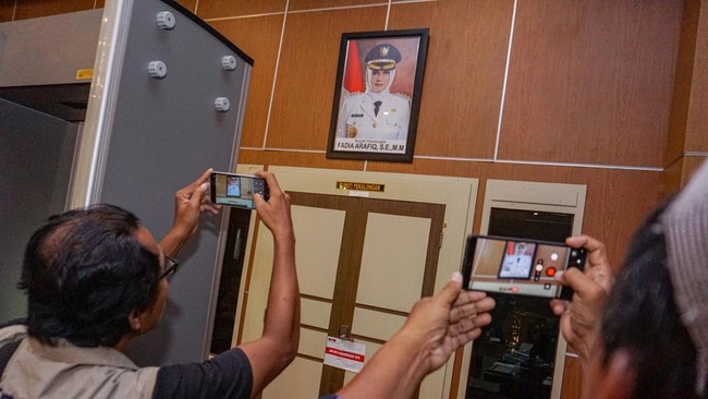 KPK masih memburu pihak terkait dalam OTT Bupati Pekalongan, Fadia Arafiq, yang ditangkap bersama dua orang lainnya. Dugaan suap pengadaan sedang diselidiki.