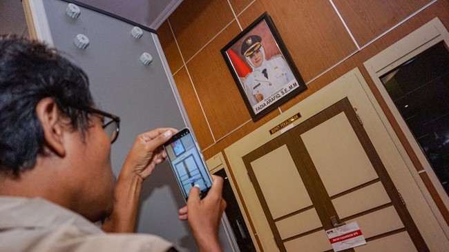 KPK menangkap Bupati Pekalongan, Fadia Arafiq, terkait dugaan korupsi pengadaan. Penangkapan juga melibatkan ajudan dan orang kepercayaannya.