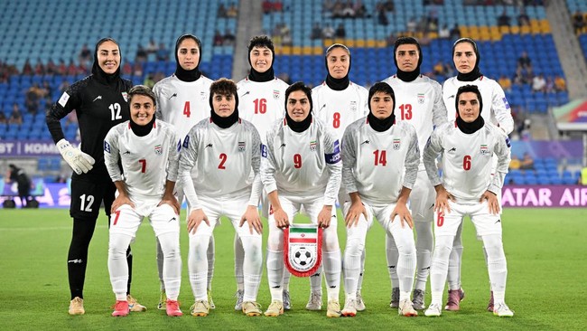 Timnas wanita Iran menolak menyanyikan lagu kebangsaan jelang kickoff lawan Korea Selatan dalam pertandingan pertama Grup A Piala Asia Wanita 2026, Senin (2/3).
