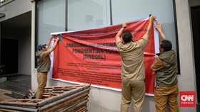 FOTO: Tak Berizin, Lapangan Padel di Cilandak Akhirnya Disegel