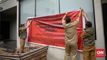 FOTO: Tak Berizin, Lapangan Padel di Cilandak Akhirnya Disegel