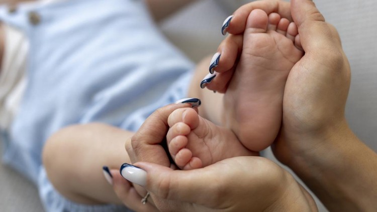 Telapak kaki dicap tinta biru