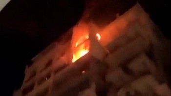Gedung Terbakar dan Mobil Tertimbun Puing usai Israel Serang Lebanon