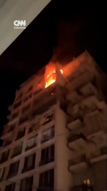 Gedung Terbakar dan Mobil Tertimbun Puing usai Israel Serang Lebanon