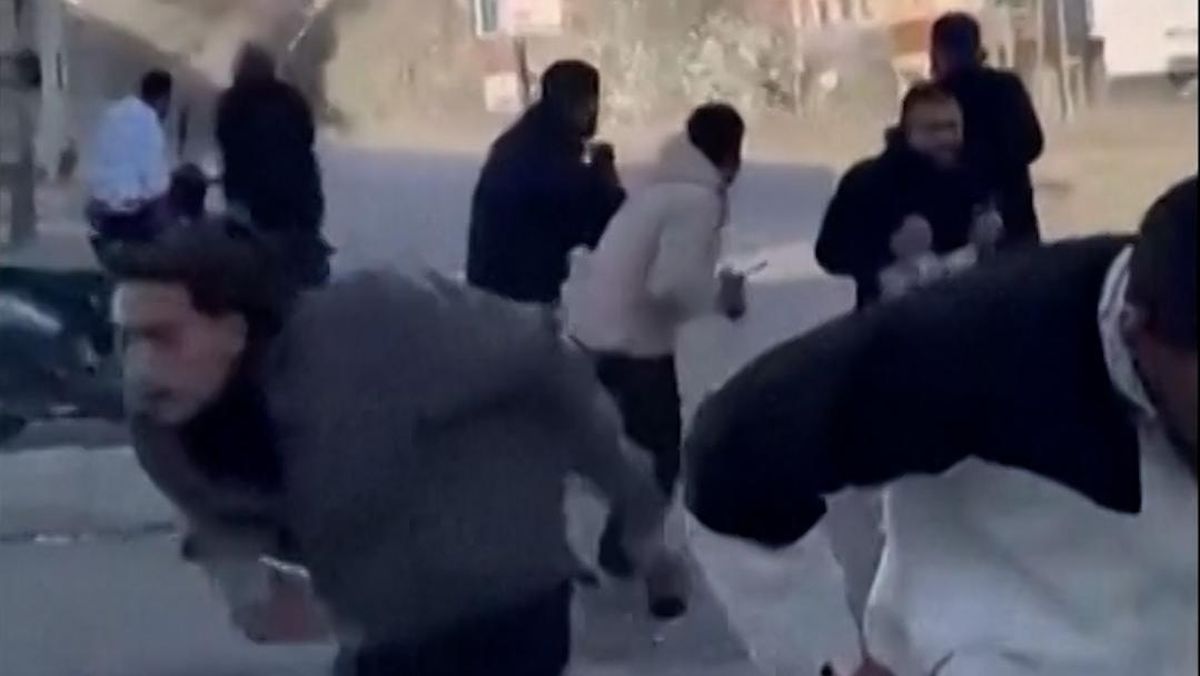 Detik-detik Warga Berlarian Saat Israel Hantam Gedung Di Tyre Lebanon