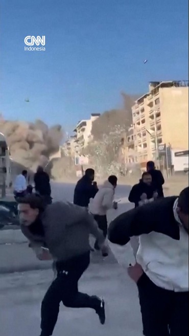 Detik-detik Warga Berlarian saat Rudal Israel Hantam Tyre Lebanon