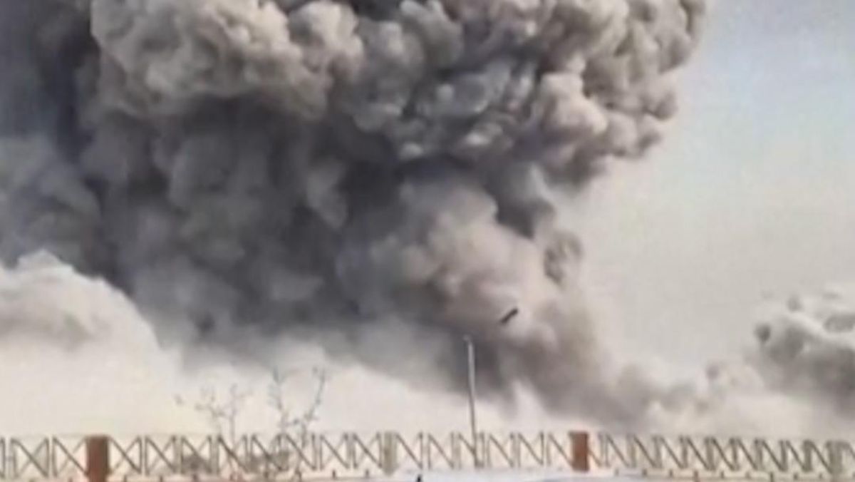 Kepulan Asap Di Teheran Usai As-israel Bom Pusat Komando Militer Iran