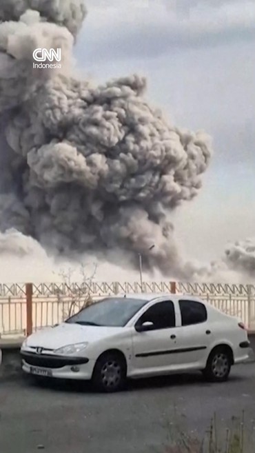 Kepulan Asap di Teheran usai AS-Israel Bom Pusat Komando Militer Iran