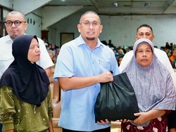 Andre Rosiade Bagikan 3.000 Paket Sembako untuk Warga Padang Panjang