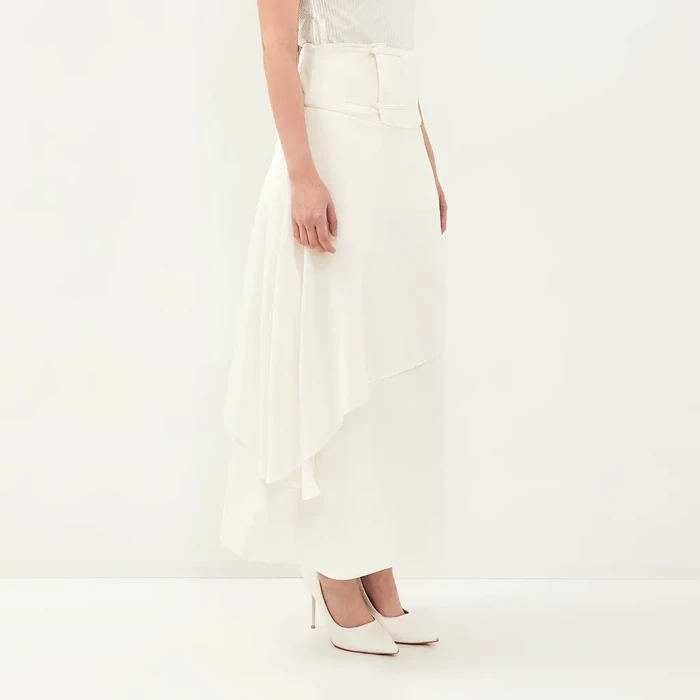 Aera Maxi Skirt dari brand ISOOS STUDIOS hadir dengan gaya modern minimalis yang elegan. Rok ini berpotongan maxi dengan aksen layered drape yang asimetris di bagian samping, membuatnya terlihat unik.