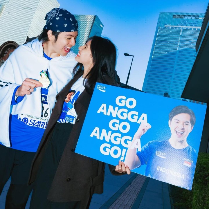 <p>Dalam unggahan terpisah, Angga tak hanya mengucapkan terima kasih ke istrinya karena sudah memberikan dukungan untuk ikut marathon. Bintang film <em>Dua Garis Biru</em> ini juga mengucapkan terima kasih kepada semua orang yang sudah mendukungnya, termasuk bayi di dalam kandungan sang istri. Ya, saat ini Shenina tengah hamil anak pertama, Bunda. "Terima kasih atas dukungan sistem terbaikku &mdash; istriku, debayi, keluarga, teman-teman," tulis Angga. (Foto: Instagram @angga)</p>