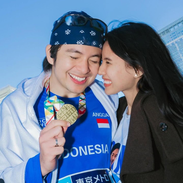 <p>Melalui unggahan di Instagram, Shenina membagikan momen saat memberikan dukungan ke suaminya yang mengikuti marathon 42 kilometer (km). Shenina ikut terbang ke Jepang dan menunggu sang suami lari marathon sampai ke garis <em>finish</em>. (Foto: Instagram @sheninacinnamon)</p>