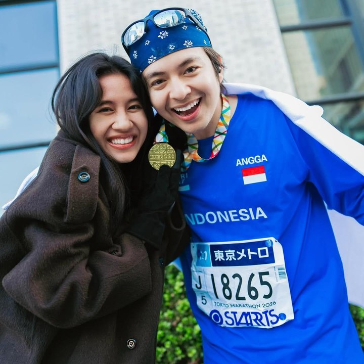 <p>Unggahan Shenina ini dikomentari oleh Angga. Sebagai seorang suami, Angga mengaku bahagia karena mendapatkan dukungan langsung dari sang istri saat mengikuti marathon untuk pertama kalinya. "Terimakasih banyak istrikkk, kamu penyemangat utamakuuuu," kata Angga. (Foto: Instagram @sheninacinnamon)</p>