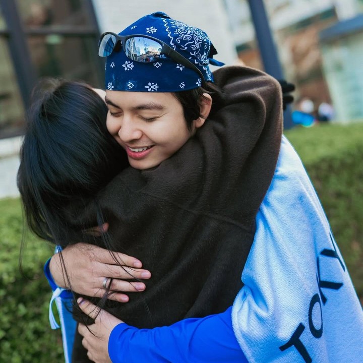 <p>Setelah Angga sampai ke garis <em>finish</em>, Shenina langsung memberikan pelukan hangat. Bintang film <em>Penyalin Cahaya</em> ini mengaku bangga dengan pencapaian sang suami yang berhasil menyelesaikan marathon pertamanya di Jepang. "KAMU BERHASIL SUAAAAM!!! Selamat atas maraton pertamamu!!!! 42 km?!?? BAGAIMANA BISA?!??!! Seperti biasa, AKU SANGAT BANGGA PADAMU SUAAAAAM," tulis Shenina di postingan Instagram-nya. (Foto: Instagram @sheninacinnamon)</p>