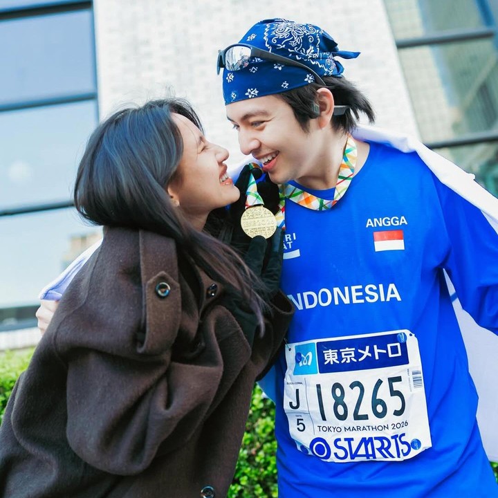 <p>Tahun 2026 menjadi tahun yang tak akan dilupakan oleh aktor Angga Yunanda. Pria 25 tahun ini untuk pertama kalinya mengikuti marathon, Bunda. Angga mengikuti Tokyo Marathon di Jepang dan mendapat dukungan langsung dari sang istri Shenina Cinnamon. (Foto: Instagram @sheninacinnamon)</p>