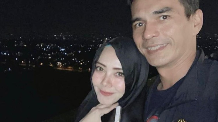 Anne Istri Teddy Syach Menghormati Mendiang Rina Gunawan