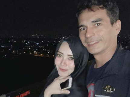 Anne Istri Teddy Syach Hormati Mendiang Rina Gunawan: Saya di Sini Bukan Pengganti