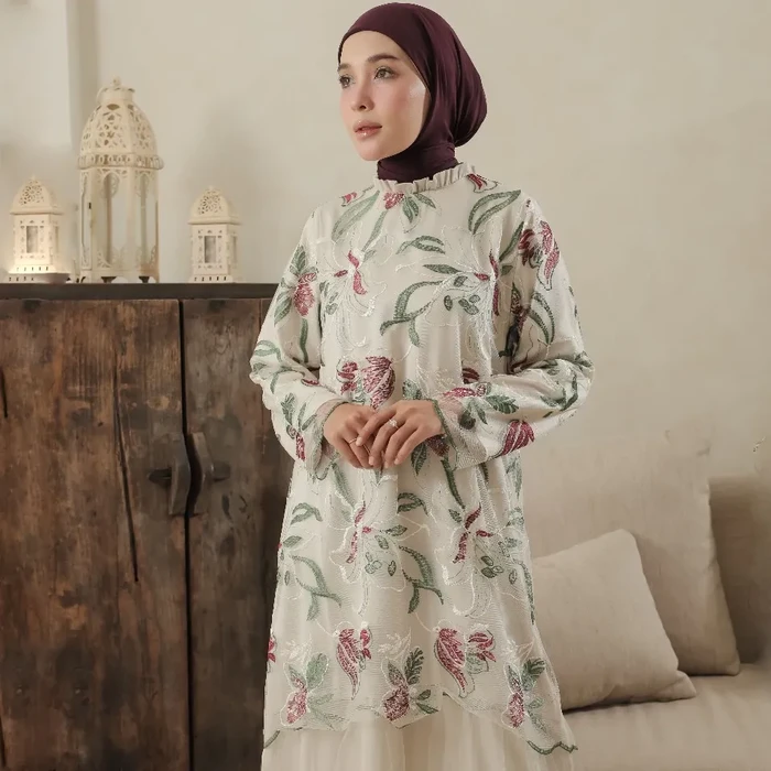 Material innernya terbuat dari satin, sementara bagian luar terbuat dari tulle brukat yang tidak transparan serta ringan.