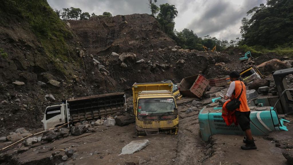 FOTO: Banjir Lahar Dingin Gunung Merapi Tewaskan Tiga Warga