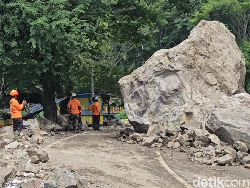 Batu Raksasa Lumpuhkan Akses Trenggalek-Ponorogo, Alat Berat Dikerahkan