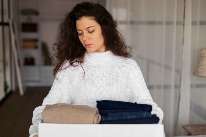 Ciri kepribadian orang yang menunda-nunda melipat cucian cenderung santai dan go with the flow alias mengikuti arus kehidupan. Mereka tidak kaku dan tidak terlalu cerewet soal menempatkan segala sesuatu di tempat tertentu.