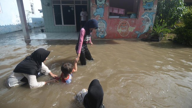 Hujan deras sejak Sabtu malam menyebabkan banjir di 10 titik Kota Bekasi. Ketinggian air bervariasi hingga hampir dua meter di beberapa lokasi.