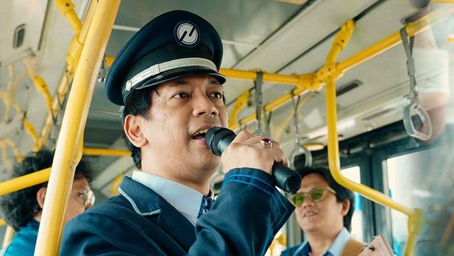 Rian dan member D'MASIV lainnya berbagi tugas dalam melayani penumpang Transjakarta 'Jalur Langit' Tegal Mampang - Ciledug.