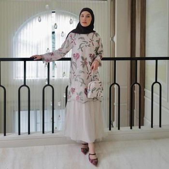 Get The Look: Inspirasi Outfit Hari Raya Nuansa Floral ala Dwi Handayani