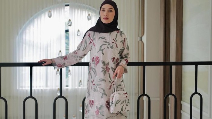 Get The Look: Inspirasi Outfit Hari Raya Nuansa Floral ala Dwi Handayani