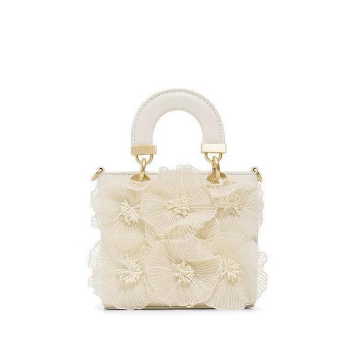 Ornamen bunga hadir dalam desain 3D dan membuat tas ini terlihat sangat eye catching. Warna putih yang netral membuat tas ini mudah dipadu padankan dengan fashion item lainnya.