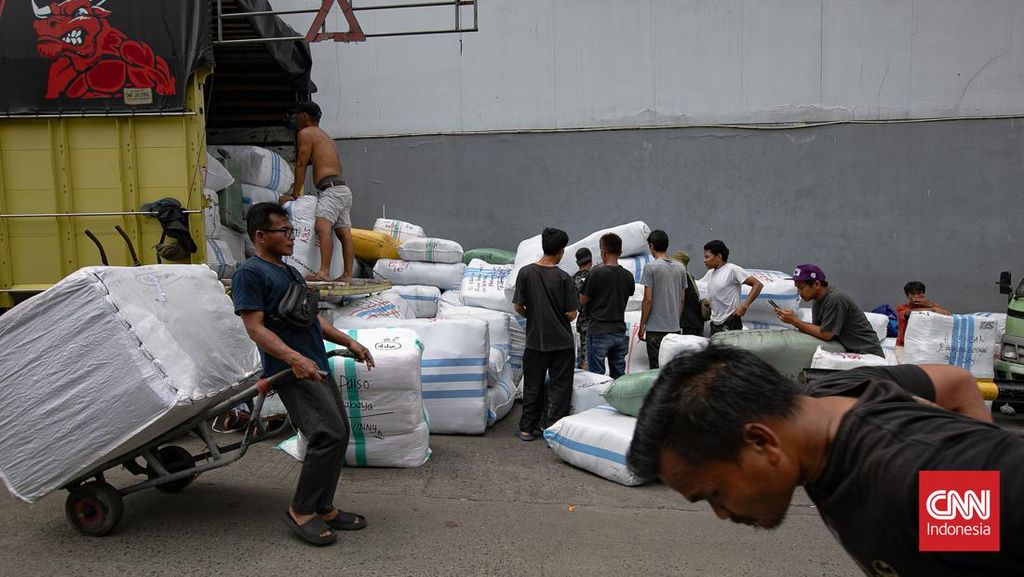 FOTO: Geliat Pengiriman Paket Baju di Pasar Tanah Abang