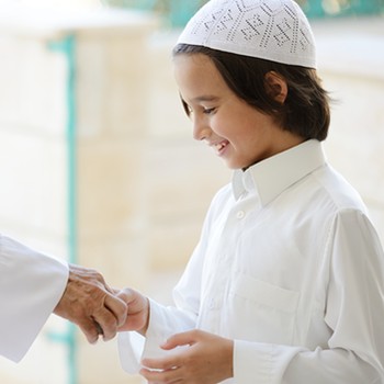 Wajibkah Memberi Uang Lebaran ke Ponakan? Ini Penjelasan dan Etikanya