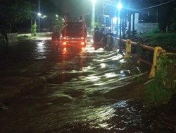 Jembatan Buk Wedi Kota Pasuruan Banjir Lagi, Kendaraan Dialihkan