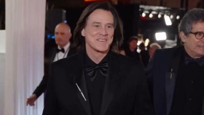 Isu Hasil Kloningan, 7 Potret Jim Carrey di Cesar Awards 2026 Disebut Bukan yang Asli