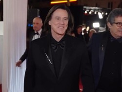 Isu Hasil Kloningan, 7 Potret Jim Carrey di Cesar Awards 2026 Disebut 'Bukan yang Asli'