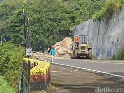 Video: Situasi Pembersihan Batu Raksasa yang Tutup Jalur Trenggalek-Ponorogo
