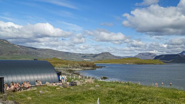Islandia punya banyak kolam air panas yang jadi tempat berendam sekaligus bersosialisasi. Berikut rekomendasinya.