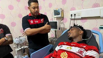 Berita Olahraga Terkini CNN Sport : Dokter Madura United: Mendonca Retak Kepala dan Sempat Tak Sadar
