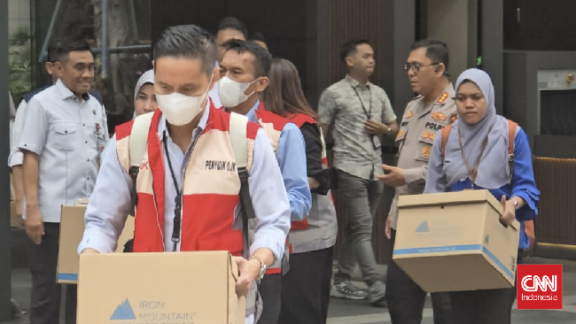 OJK dan Polri menggeledah kantor sekuritas MA terkait dugaan manipulasi saham. Penggeledahan ini fokus pada transaksi semu yang meroketkan harga saham.
