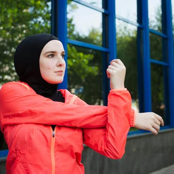 Mengurangi intensitas latihan menjadi salah satu tips olahraga paling realistis saat puasa. Cara ini membuat tubuh tetap aktif tanpa kehilangan energi berlebihan.