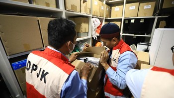 FOTO: OJK-Polri Geledah Mirae Asset Sekuritas Terkait Saham Gorengan