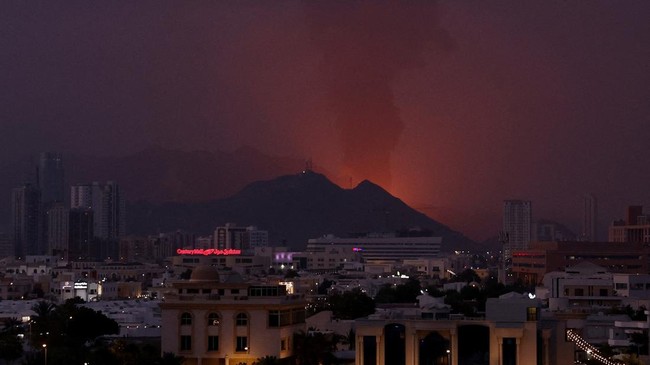 Israel disebut ingin mengebom pelabuhan pengisian bahan bakar Uni Emirat Arab Fujairah setelah menyerang kilang minyak Arab Saudi, Aramco.