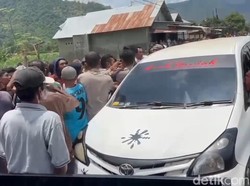 Minta Blokade Dibuka, Pengemudi Mobil Dikeroyok Warga