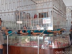Siaga 3C Jelang Lebaran, Polisi Jaga Ketat Toko Emas di Banyuwangi