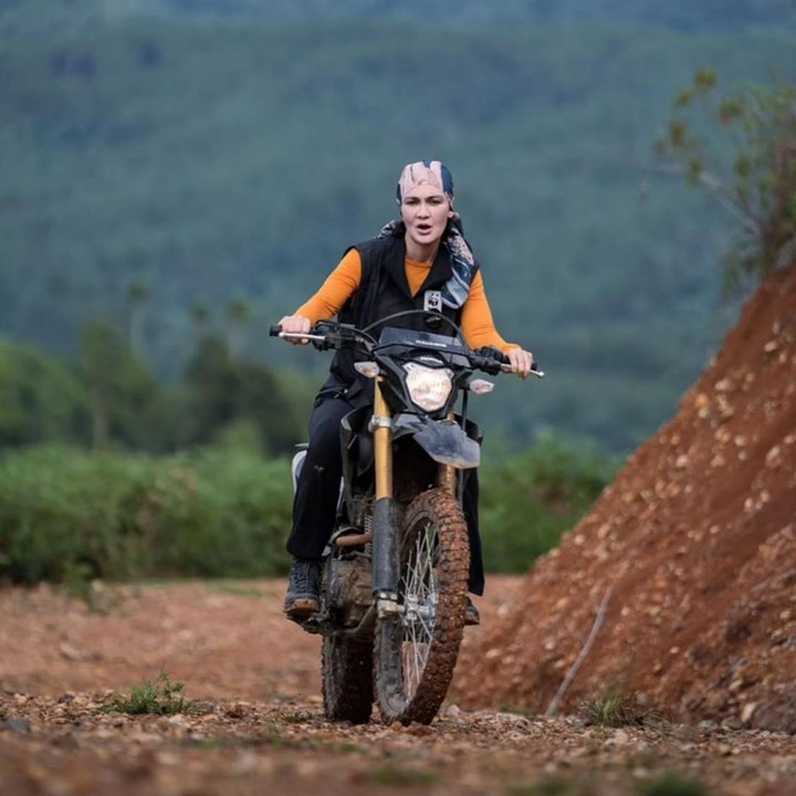 <p>Sebagai salah satu selebriti yang dikenal peduli pada lingkungan, Luna Maya bahkan mencoba mengendarai motor trail untuk menyusuri perbukitan di Aceh, Bunda. Momen ini pun dibagikan langsung lewat unggahannya di Instagram. "Tanah yang kuat menjadi lebih kuat setelah badai. Ada luka, tapi juga ada keindahan yang tak hilang di dalamnya. Alamnya tetap dikelilingi oleh hijau yang luas, udara yang tenang, dan tanah yang begitu subur. Semoga pelan-pelan pulih. Semoga kembali ramai oleh tawa wisatawan," ungkap Luna. (Foto: Instagram @lunamaya)</p>