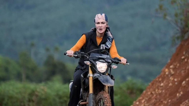 Potret Luna Maya Motoran Taklukan Perbukitan di Aceh hingga Bertemu Gajah