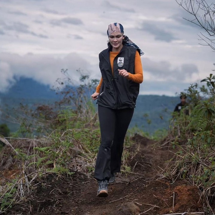 <p>Luna Maya lagi-lagi jadi sorotan publik. Setelah sebelumnya sempat mencuri perhatian karena mengajak ibundanya, Desa Maya Waltraud Maiyer, untuk menaiki mobil Jeep saat berwisata di Yogyakarta, kali ini ia tampak menunjukkan kepeduliannya dengan mengunjungi sejumlah wilayah di Aceh yang terdampak bencana. (Foto: Instagram @lunamaya)</p>