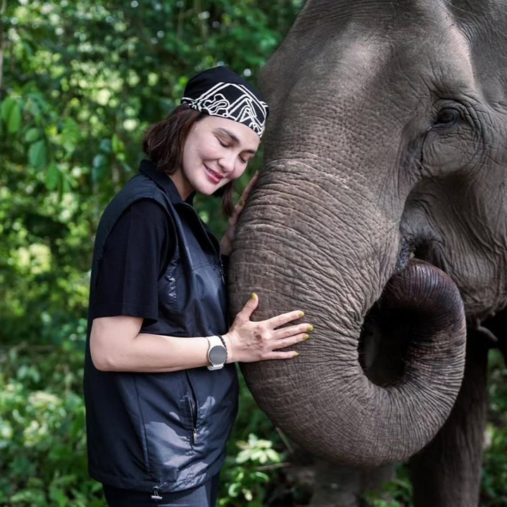 <p>Pada kesempatan yang sama, perempuan berusia 42 tahun ini juga terlihat bertemu langsung dengan salah satu gajah di Aceh, Bunda. Tak ingin melewatkan kesempatan tersebut, Luna pun segera mengabadikannya sebagai kenangan. (Foto: Instagram @lunamaya)</p>