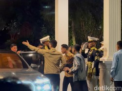 Jokowi-Gibran Pulang Semobil Usai Hadiri Diskusi Bareng Prabowo di Istana
