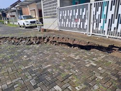 Tanah Gerak Rusak 6 Rumah dan 1 Masjid di Perumahan Sedayu Bantul